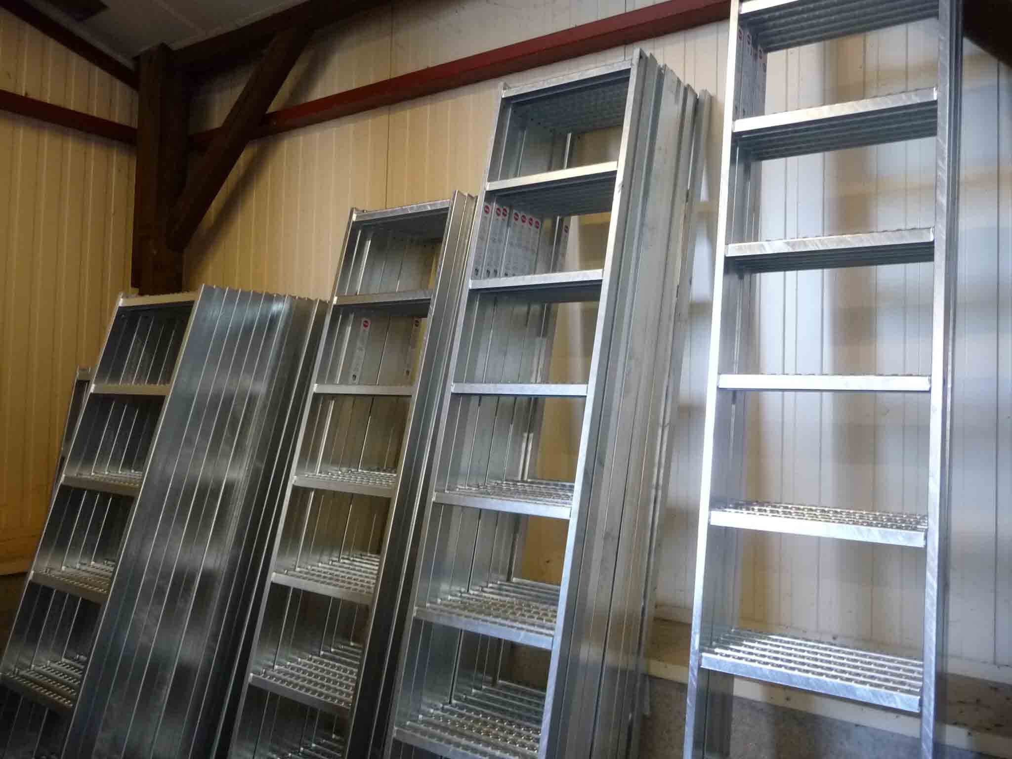 echelles-fixes-murales-m-talliques-ou-en-composite-fibre-de-verre